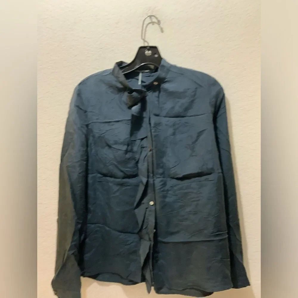 LUISA CERANO Band Collar Ruffle Front Button Down Blouse. 100% silk T2